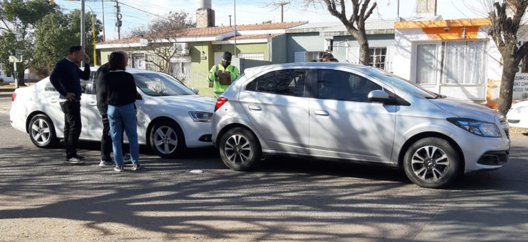 Un auto chocó a otro desde atrás en calle 107 entre 8 y 10: Un adolescente fue hospitalizado