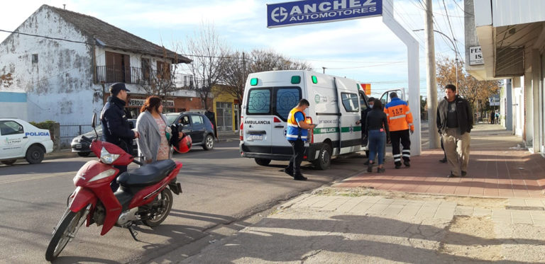 Un auto intentaba estacionar, no vio que venía una moto y terminaron chocando: Una mujer fue asistida por el SEM