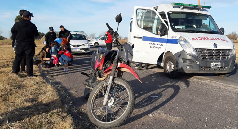 Iban en moto, deslizaron por la arena y terminaron cayendo en la rotonda de Trebolares: Cuatro personas fueron trasladadas al Hospital