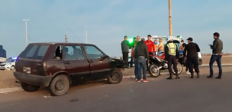 El cuarto accidente del día fue un choque en cadena en la rotonda de Pueblo Nuevo: Un motociclista fue asistido por el SEM