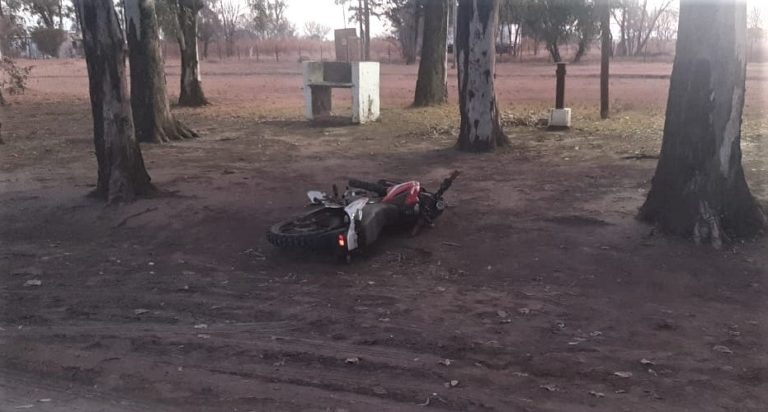 NUEVA TRAGEDIA EN LA PAMPA: Un adolescente de 16 años murió tras realizar una mala maniobra en su moto y chocar contra una planta en Bernardo Larroudé