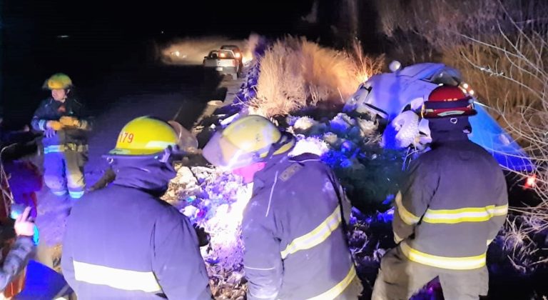 Una camioneta se despistó y quedó al borde de caer a un canal de desagües en Avenida Circunvalación