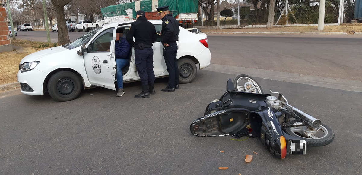 Un taxi iba a doblar en calle 29 y 108 y fue colisionado por una moto: Un joven fue hospitalizado con un golpe en la cabeza y escoriaciones