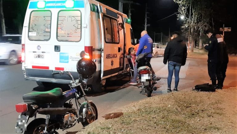 Un motociclista fue hospitalizado tras ser chocado por un auto que se dio a la fuga