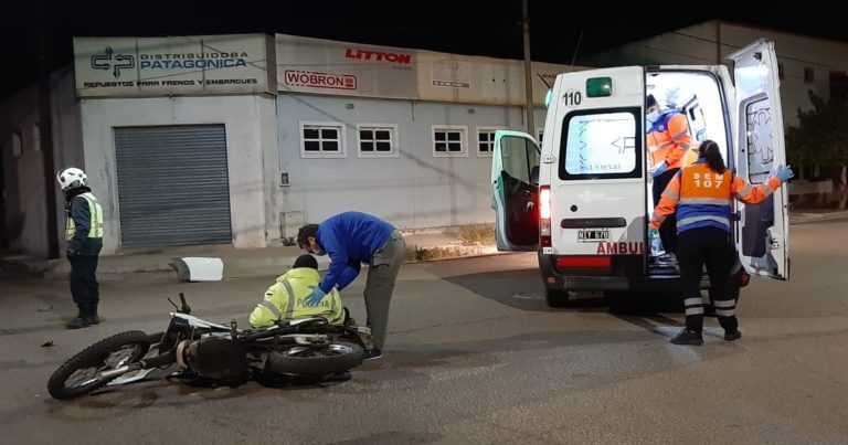 Un taxi y un motorista de la Policía protagonizaron un fuerte choque en calle 15 y 36