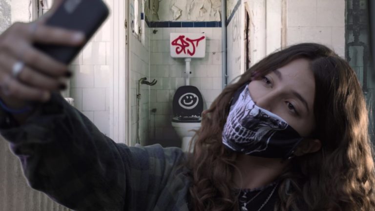 “Ayudemos al Virus”: un corto hecho en General Pico que retrata a adolescentes que contagian a personas mayores sin escrúpulos