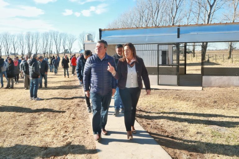 Inauguraron cinco galpones para la cría de pollos en General Pico