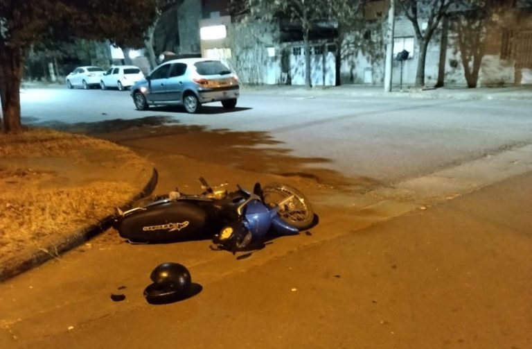 Un auto y una moto protagonizaron un choque en calle 102 esquina 103: Una joven de 19 años fue hospitalizada