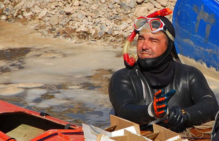 Instalaron una cava subacuática en el Colorado: “Nuestro primer objetivo es darle vida al río, respecto al vino… mejora muchísimo en estas condiciones”