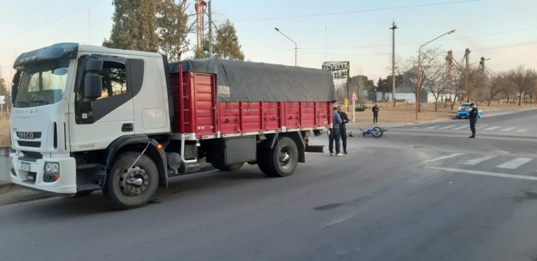 Accidente en el que intervinieron una moto y un camión deja una persona hospitalizada