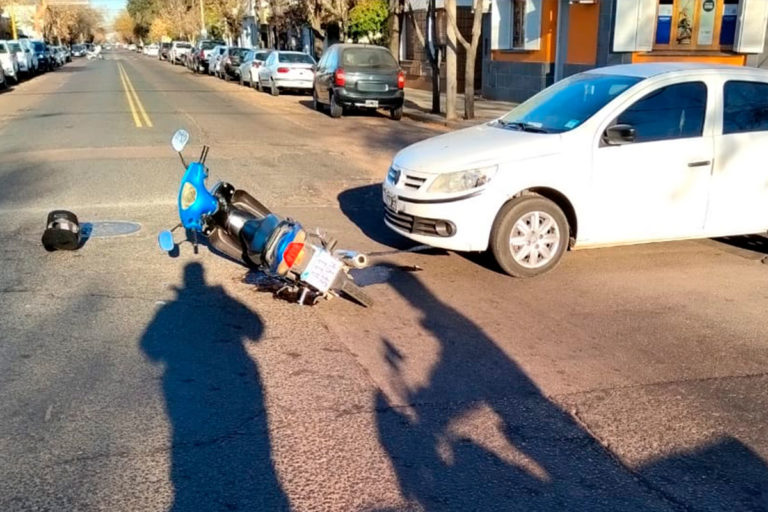 Motociclista terminó hospitalizada al chocar con un auto
