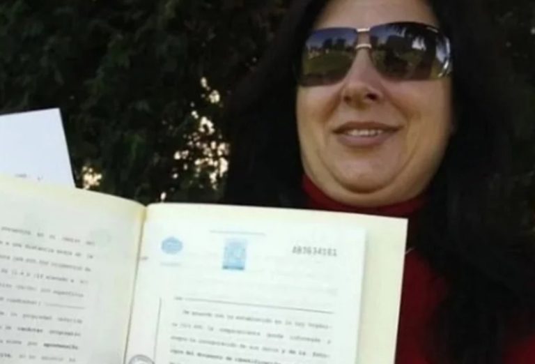 Es española, asegura que es la “dueña” del Sol y muestra la escritura