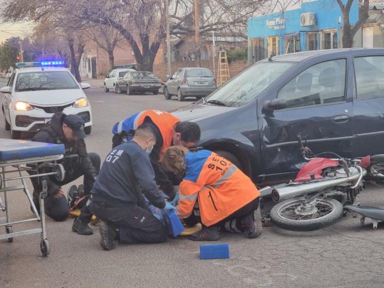 Fuerte choque provoca la hospitalización de una mujer que conducía una moto