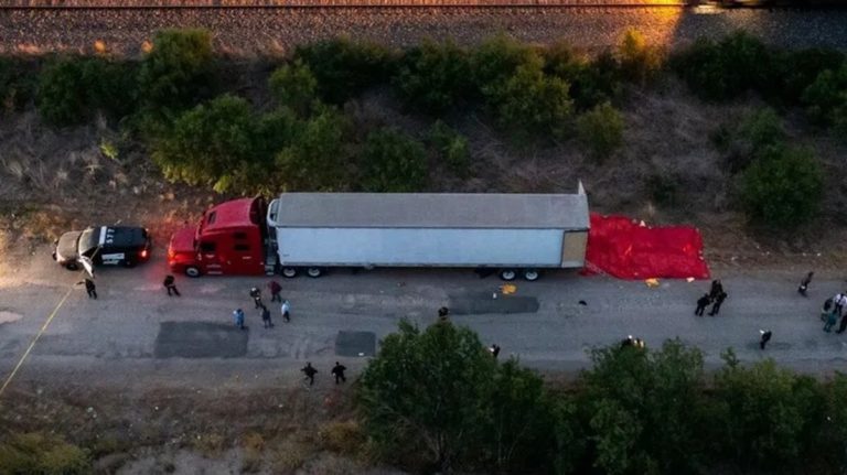 Horror en Estados Unidos: hallan 46 migrantes muertos en un camión