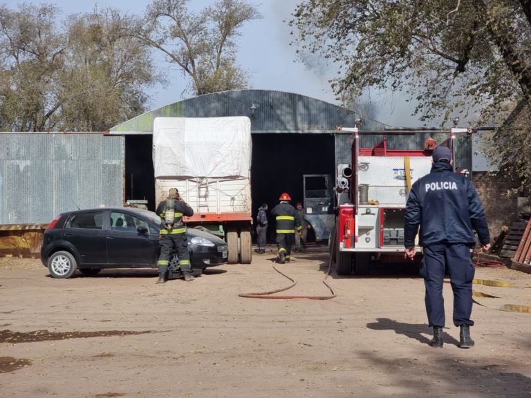 Bomberos acude a un principio de incendio de galpón ubicado a metros de la rotonda “El Aeroplano”