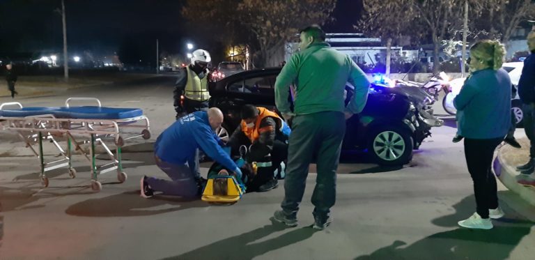 Fuerte choque entre vehículos dejó dos personas hospitalizadas