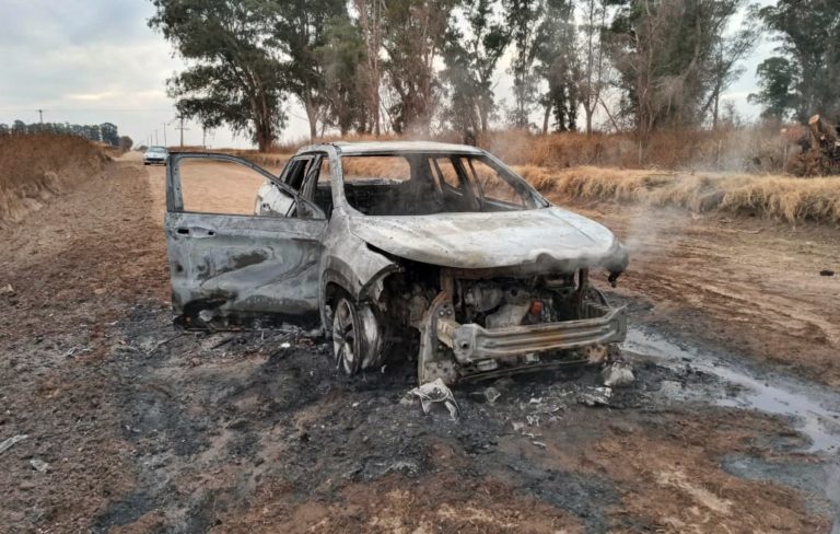 El fuego destruyó por completo una camioneta  en zona rural de Agustoni