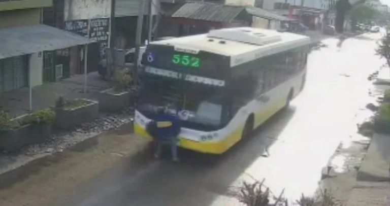 Video: cruzó corriendo para tomar el colectivo en Lomas de Zamora y el colectivo le pasó por encima