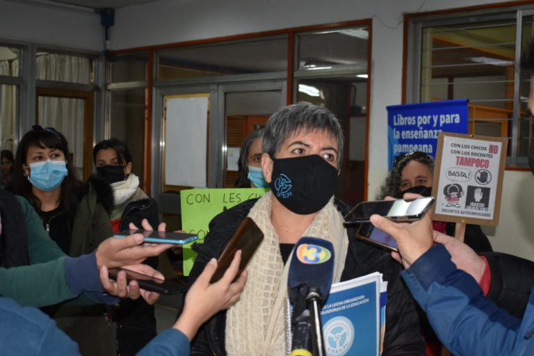 “No estamos de acuerdo con policías en las escuelas, sí con más puestos de trabajo”