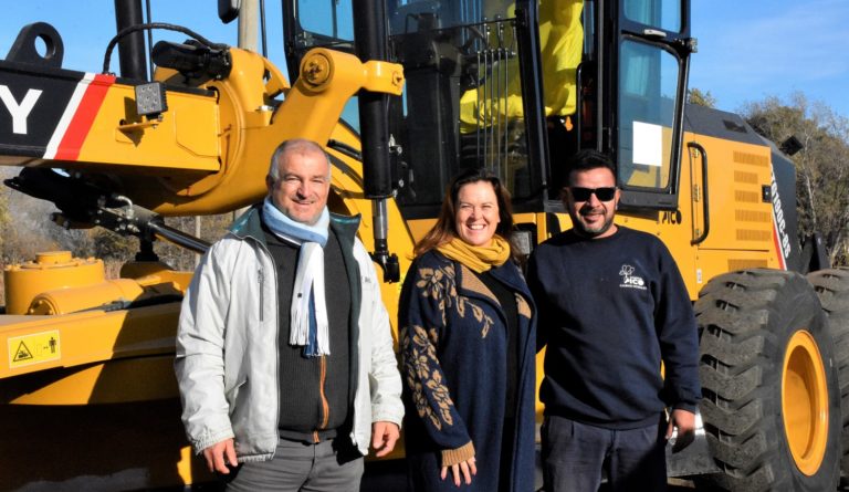 La Municipalidad sumó una nueva motoniveladora para caminos vecinales: “Nos va a permitir contar con dos equipos de trabajo”