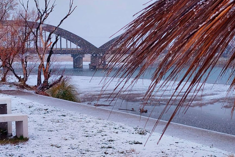 Nieve en La Pampa: la localidad de Gobernador Duval se vistió de blanco