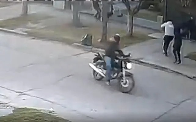 NACIONALES: Un policía de civil le disparó en la cara a un motochorro que intentó robarle a una jubilada