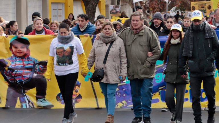 A siete meses del crimen, la familia Dupuy volvió a movilizarse en General Pico para exigir Justicia: “Es muy emocionante ver tanta gente y su apoyo, estamos pidiendo a gritos la Ley Lucio”