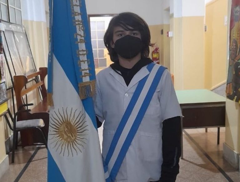 Un nene con autismo de La Paternal fue elegido por sus compañeros para llevar la Bandera y el video emocionó a todos
