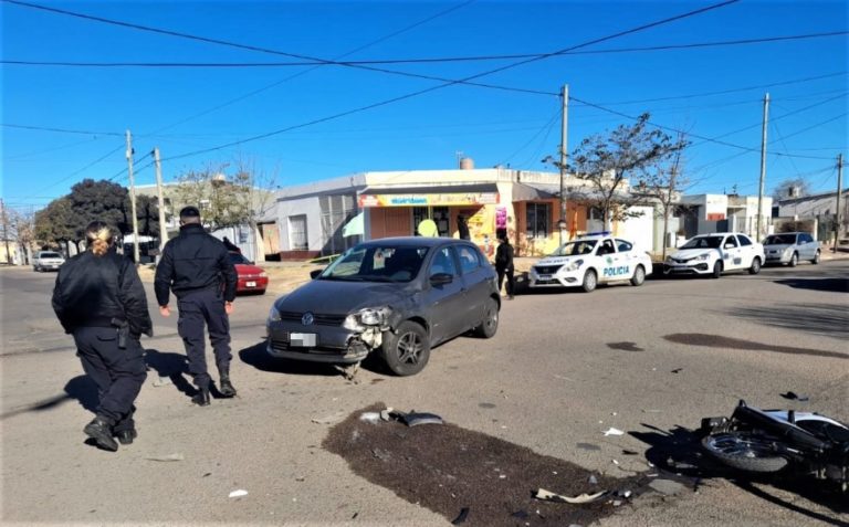 Adolescente de 16 años murió tras protagonizar violento choque en Santa Rosa: Hay otro motociclista en estado crítico y un policía herido