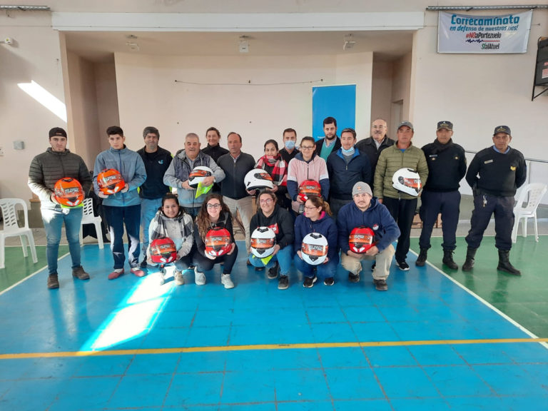 Entregaron cascos y capacitaron a motociclistas y trabajadores de reparto de Metileo y Speluzzi