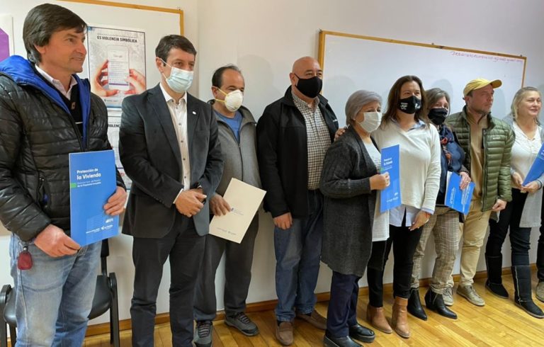 Familias piquenses recibieron el acta de protección de vivienda única durante un acto en MÉDANO