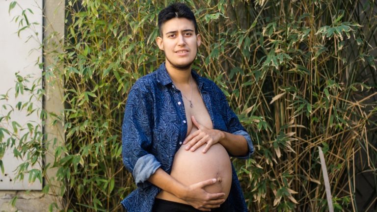 Es de Puerto Madryn, está gestando mellizos pero va a ser papá: “Estar embarazado no va en contra de mi masculinidad”