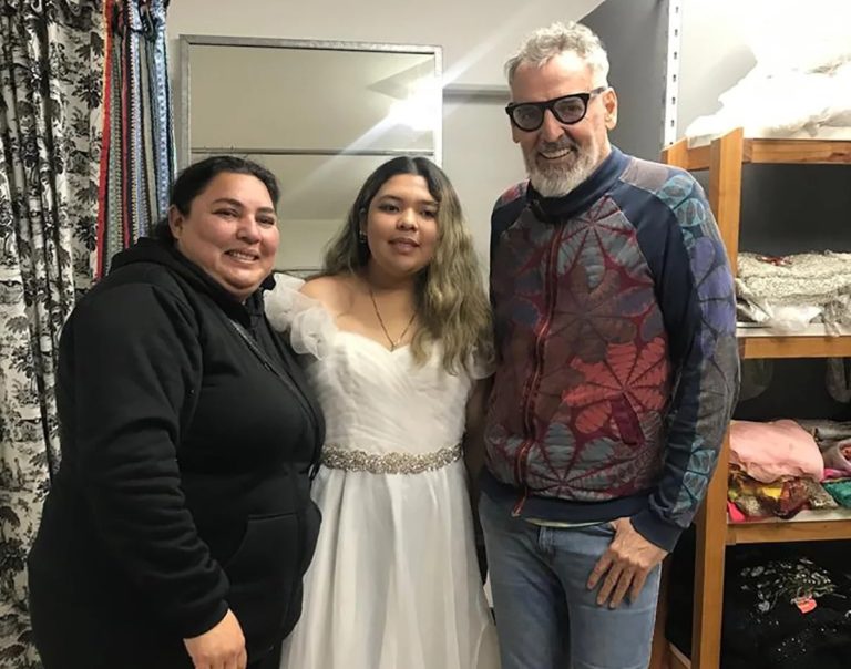 Córdoba: le robaron el vestido para su fiesta de 15, pero Benito Fernández le hizo uno nuevo a medida y se lo regaló