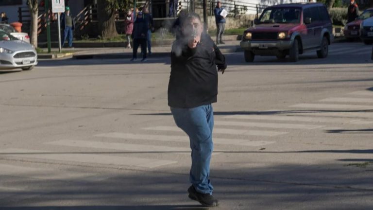 Salvaje ataque a los tiros de trabajadores estatales a un fotógrafo de prensa en San Martín de los Andes