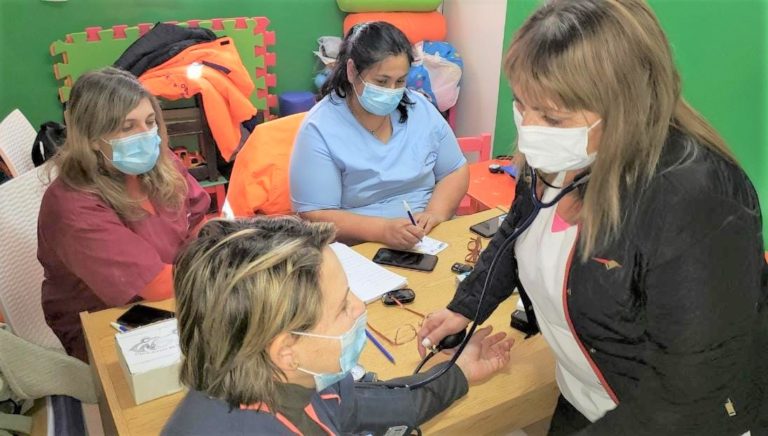 Profesionales del Hospital atendieron en el servicio de base del barrio Carlos Berg: “La idea es poder estar lo más cerca posible de los vecinos”