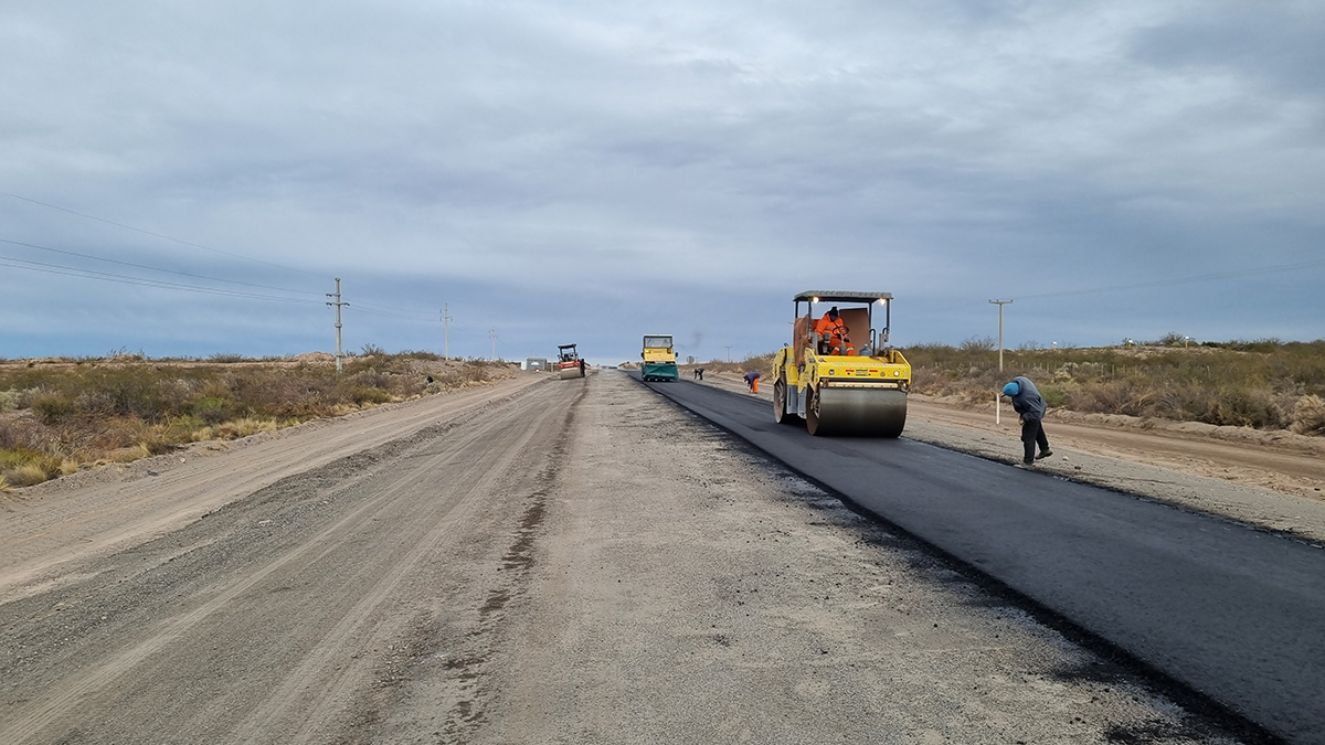 Avanza la obra de asfalto sobre la Ruta Nacional N° 151 en el oeste de La Pampa