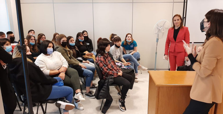 Otras dos escuelas asistieron a un juicio oral y presenciaron una charla en el Centro Judicial