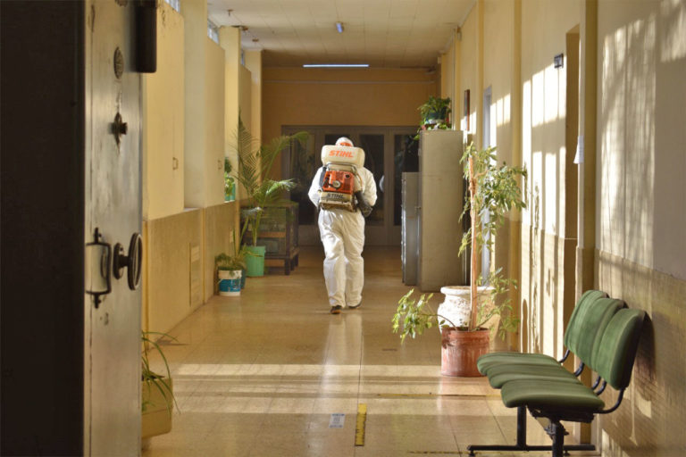 La municipalidad realiza tareas de desinfección en establecimientos educativos piquenses