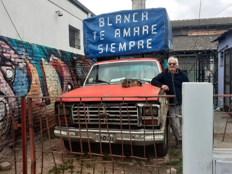 Perdió a su esposa hace 9 años y le escribió un mensaje de amor en su flete: la historia detrás de una foto viral de la localidad de Glew