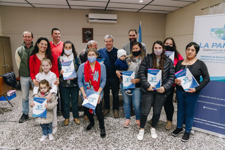 Entregaron créditos “Rucalhué” a ocho familias de Doblas