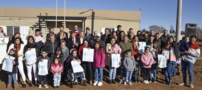 Entregaron 10 viviendas y construirán 20 más en Lonquimay