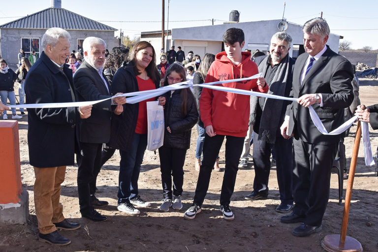 Entregaron viviendas, licitarán 85 más y anunciaron el nuevo Hospital regional en Santa Isabel