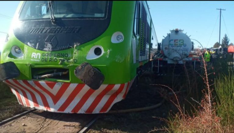 Impactante video: un tren chocó a un camión atmosférico en el ingreso de Bariloche