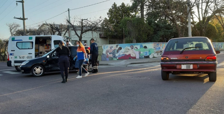 Fuerte choque a metros de la Escuela 66: Una mujer fue trasladada al Hospital