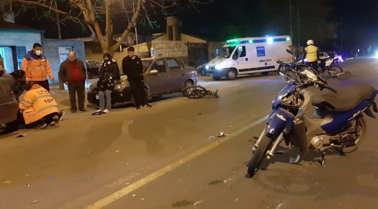 Dobló para ingresar a su casa en bicicleta y fue impactada por una moto: El SEM trasladó a una sola de las mujeres involucradas