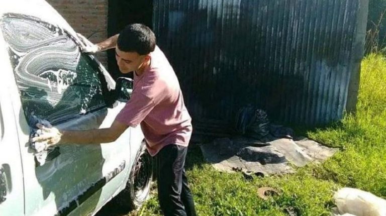 Carlos tiene 18 años, es de Corrientes y publicó un aviso para pagar sus estudios que se volvió viral: “Limpio como puedo”