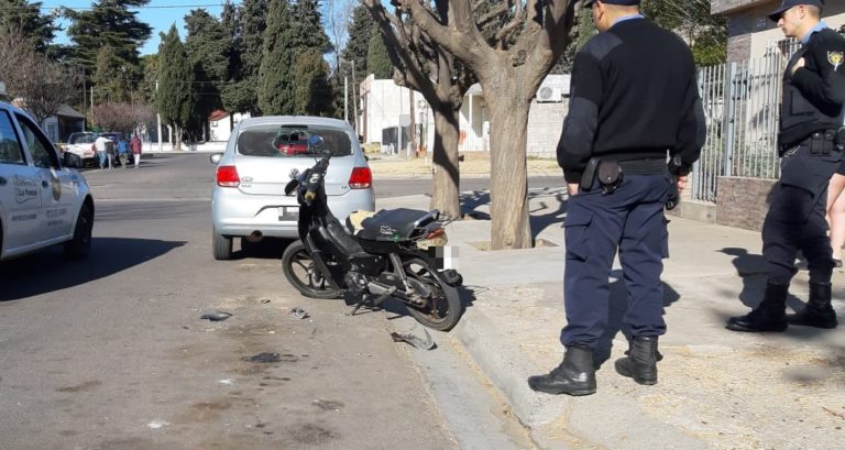 Conducía alcoholizado, chocó un auto estacionado y fue trasladado al Hospital