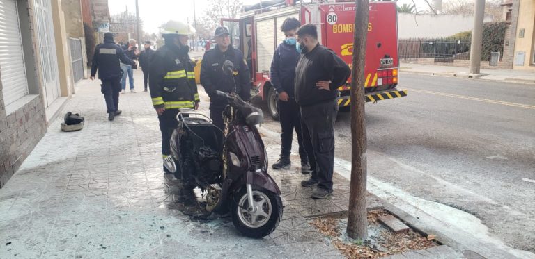 Compró la moto hace poco más de un mes y ahora se le prendió fuego por un problema eléctrico
