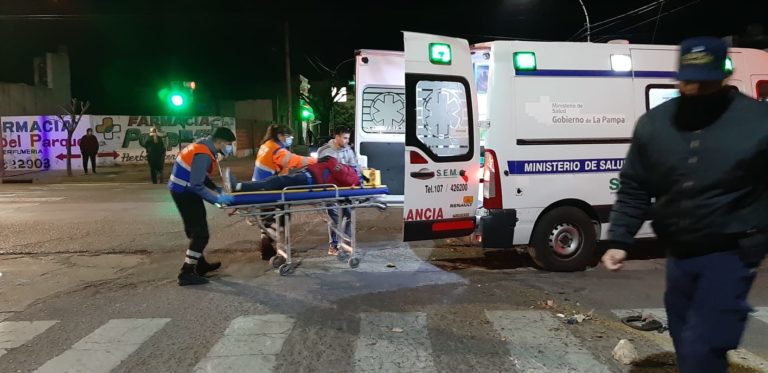 Accidente entre una moto y un auto dejó una persona hospitalizada