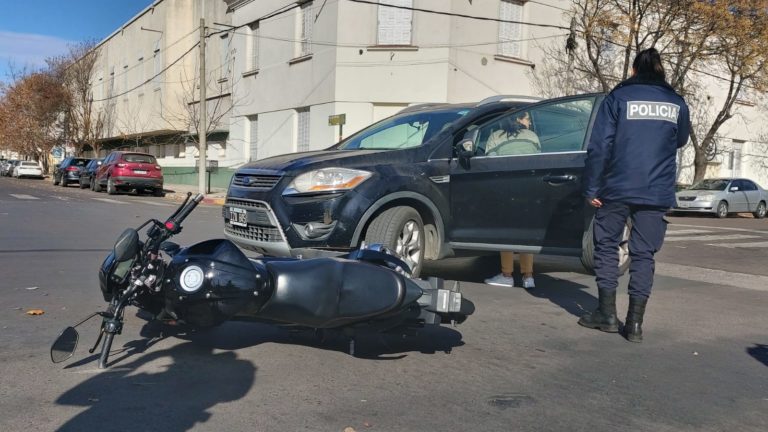 En Avenida San Martín y calle 15: Accidente entre una moto y una camioneta